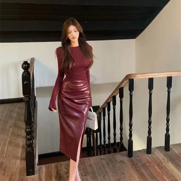 娜娜休闲安可拉红长袖T恤修身性感女装+高腰开叉中长包臀皮裙套装