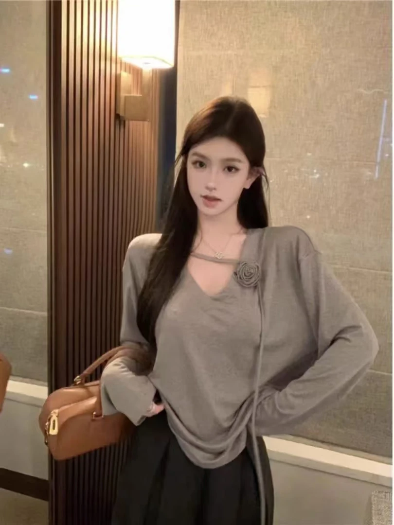 初秋新款慵懒风灰色V领长袖百搭T恤女装中长款设计感宽松显瘦上衣