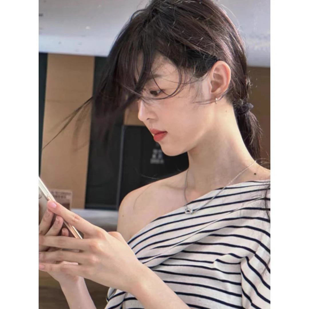 小众气质邪领露肩黑白条纹T恤女夏撞色ins设计感上衣