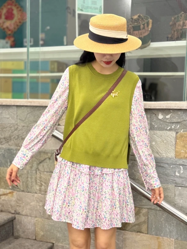 简约圆领后开叉设计纯色提花马甲甜美减龄时尚百搭休闲1399701