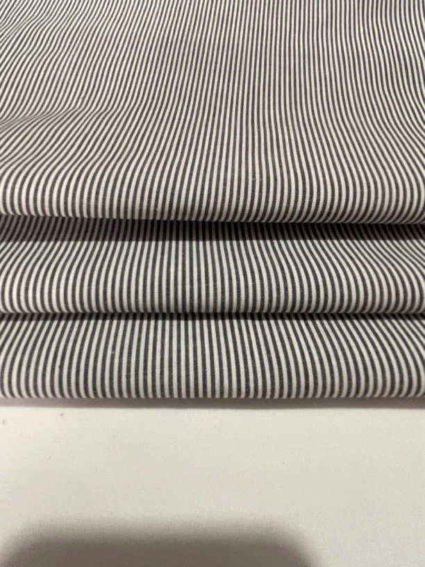 黑白细条纹棉布面料、柔软舒适、可做服装面料、各种辅料