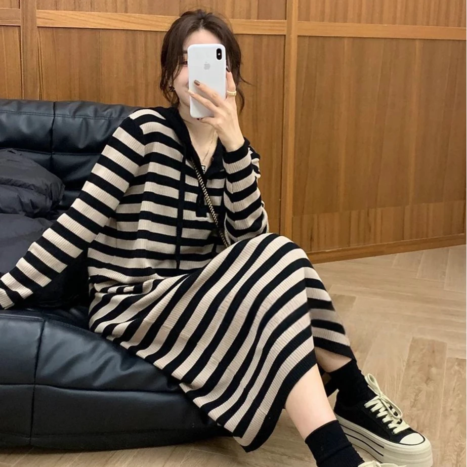 法式慵懒风复古连帽针织连衣裙女秋冬时尚宽松气质休闲条纹中长裙