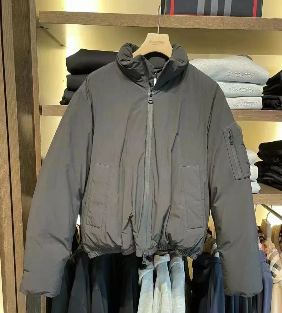 全新未使用 BURBERRY/博柏利 男士背面战马绣标羽绒服黑色