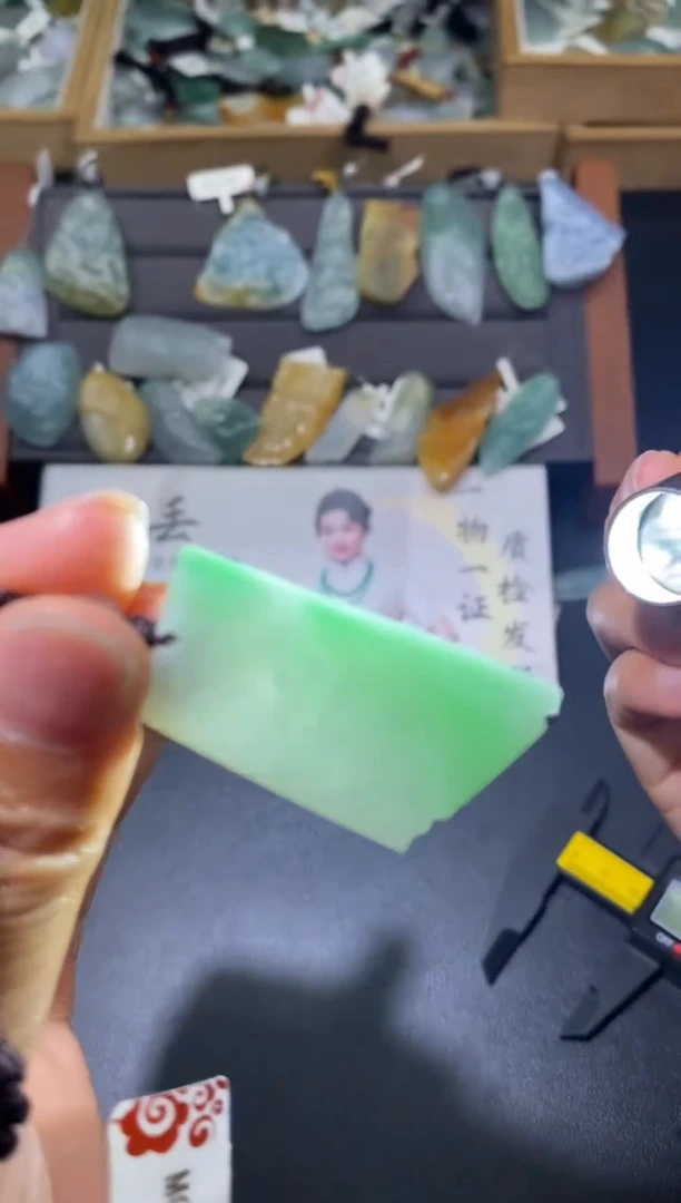 【闪购商品】定制翡翠未镶嵌翡翠吊坠