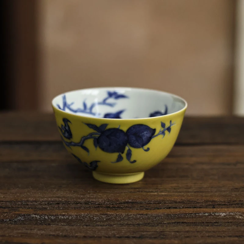 斋居 黄地青花寿桃品杯（忘言S0019）