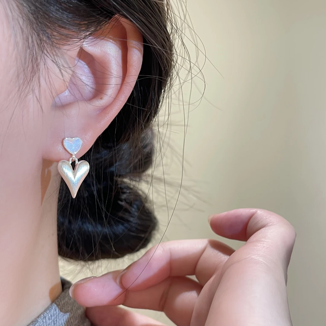 炫彩冰透蓝色爱心银色金属拉丝耳针R1764