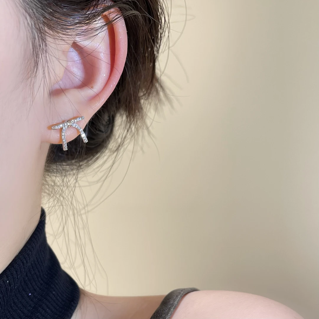 银色微镶蝴蝶结春夏小巧气质耳针轻奢时尚R1408