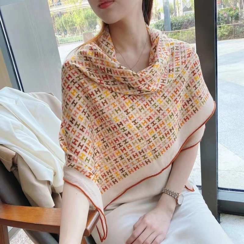 Hongxi Scarves/鸿晰羊毛彩色白底H字母130大方巾H055