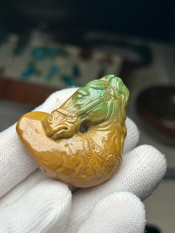原矿绿松石精品雕刻手把件马到成功