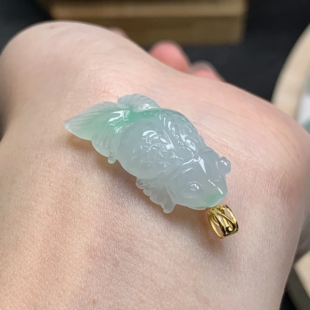 缅甸天然A货翡翠18K金扣头镶嵌冰润飘绿金鱼吊坠