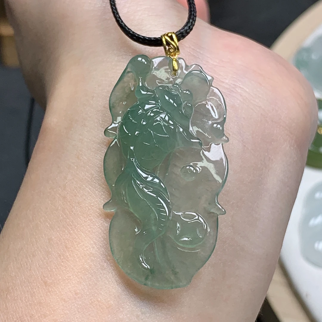 缅甸天然A货翡翠18K金扣头冰晴底叶子金鱼吊坠