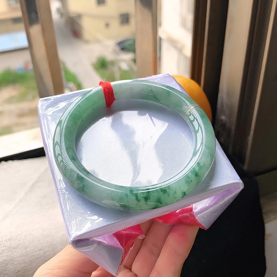 天然翡翠正品A货54圈口水润飘花圆条玉手镯绿色飘绿女款美人镯