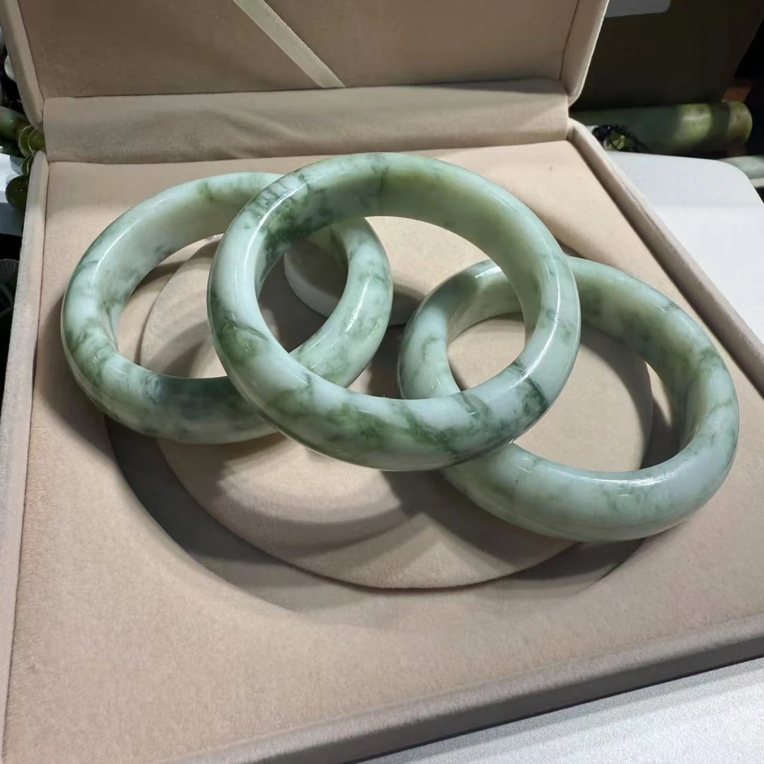 天然岫玉精美油翠18宽手镯（随机发货，其中一个）