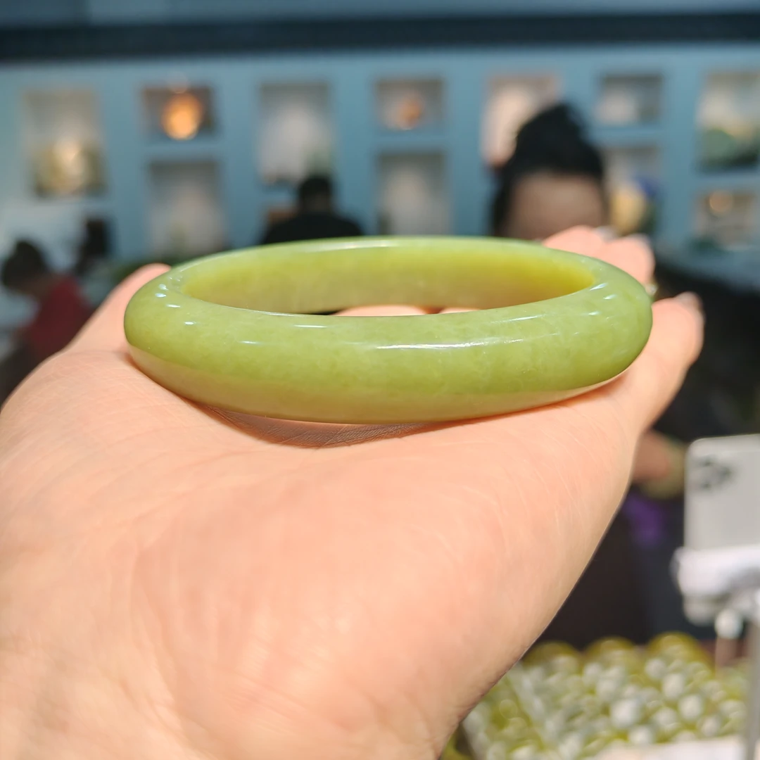 岫玉湖水绿精美贵妃手镯