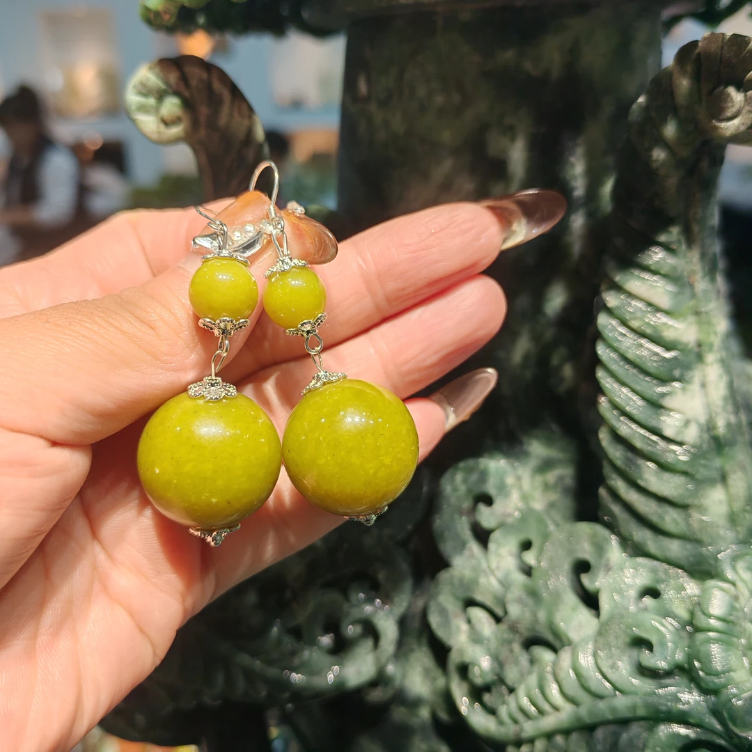 天然岫玉精美蛋面耳坠