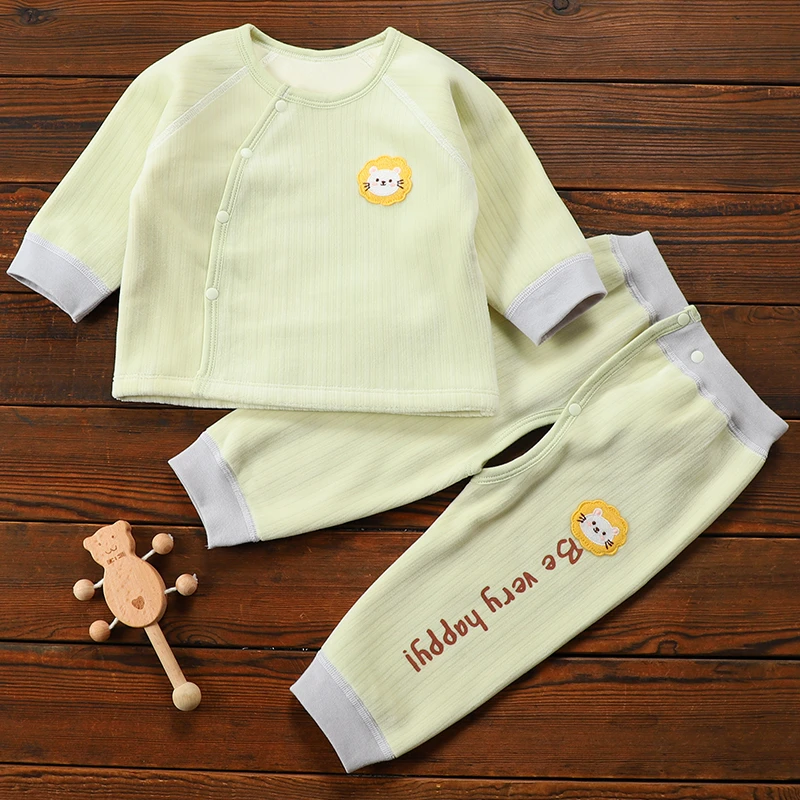 婴儿加绒保暖套装新生儿无骨线衣开腰开裆裤宝宝秋冬打底两件装