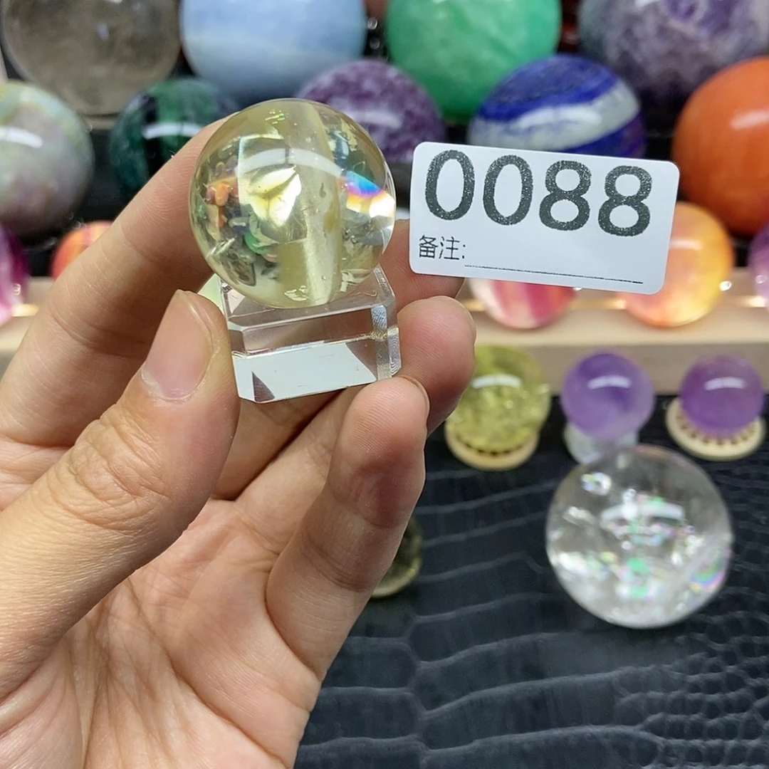 水晶摆件未镶嵌?****。摆件