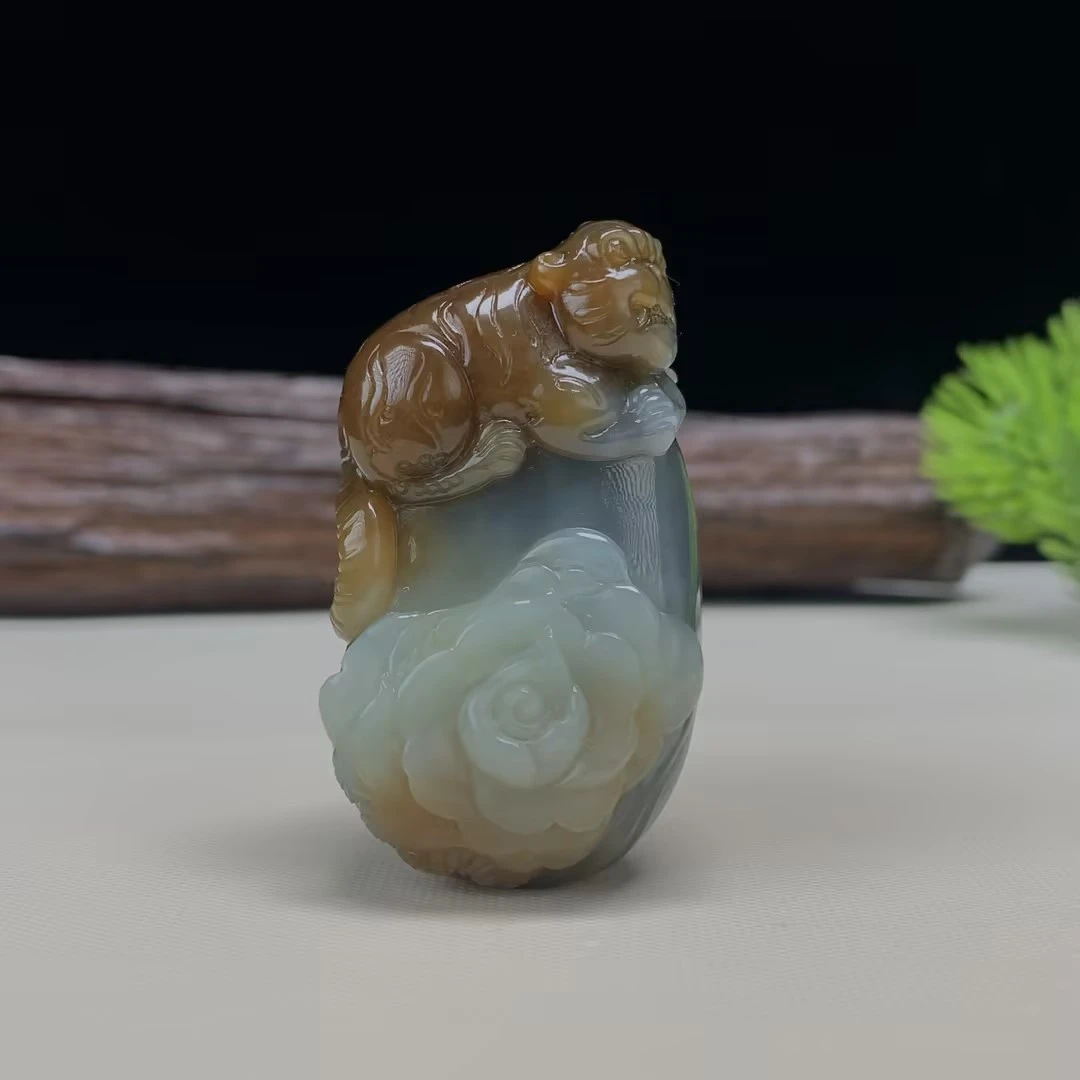 【豫人豫品】 和田玉楼兰三色俏色巧雕老虎j3050
