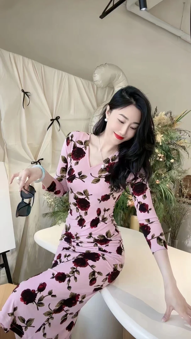 套头款粉黛玫瑰时尚气质显瘦碎花连衣裙中长裙单侧开叉包臀裙