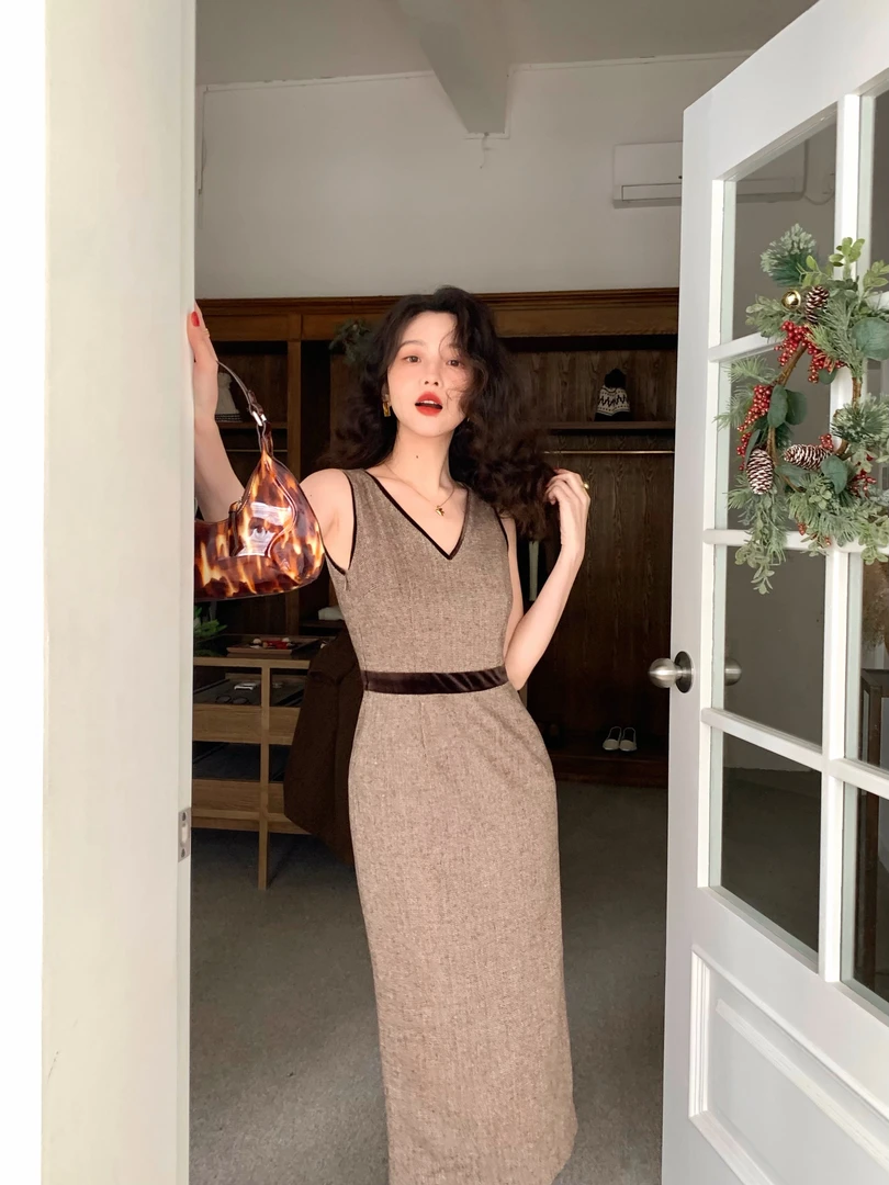 酒午港风复古修身显瘦内搭打底无袖V领连衣裙春 KLF3401