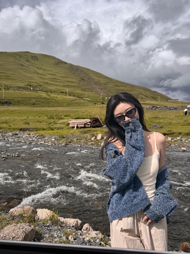 春秋休闲时尚女牛仔短款外套钩花工艺小众设计师款水洗上衣女外套