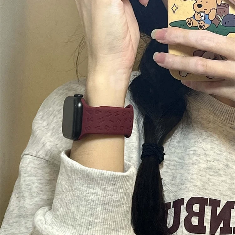 适用苹果iwatch9/8手表带字母硅胶表带ultra/2柔软舒适applewatch