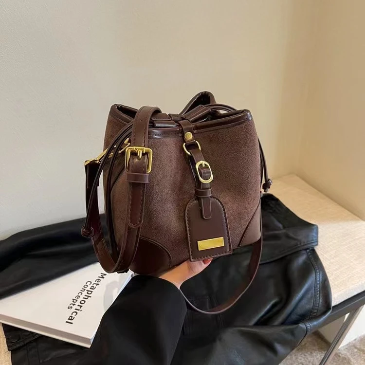 小水桶包包2024新款冬季轻奢时尚休闲百搭经典抽绳单肩斜挎包包女