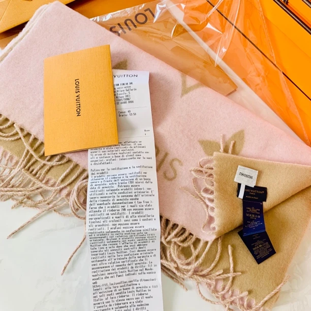 全新未使用 LouisVuitton/路易威登 粉色羊绒围巾 带票带手提袋