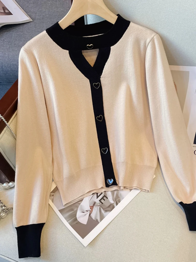 1422   时尚镂空设计款爱心扣针织毛衣