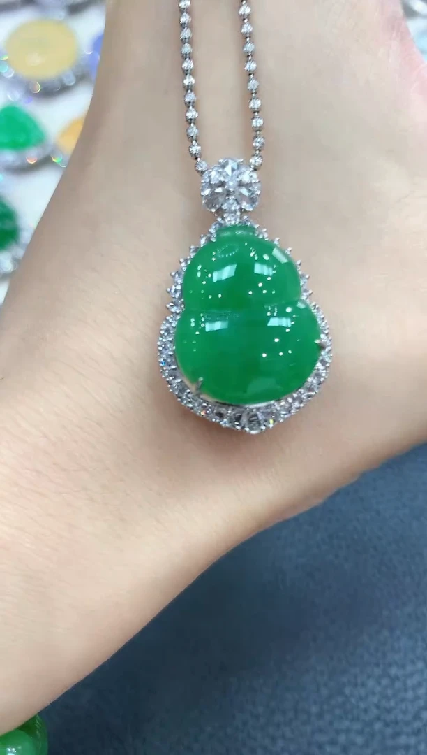 【闪购商品】翡翠吊坠(不含链)18K金镶嵌A6