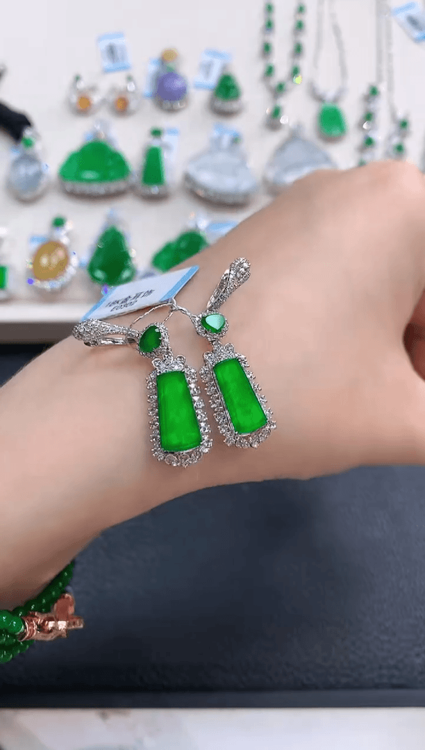 【闪购商品】翡翠耳饰18K金镶嵌w66