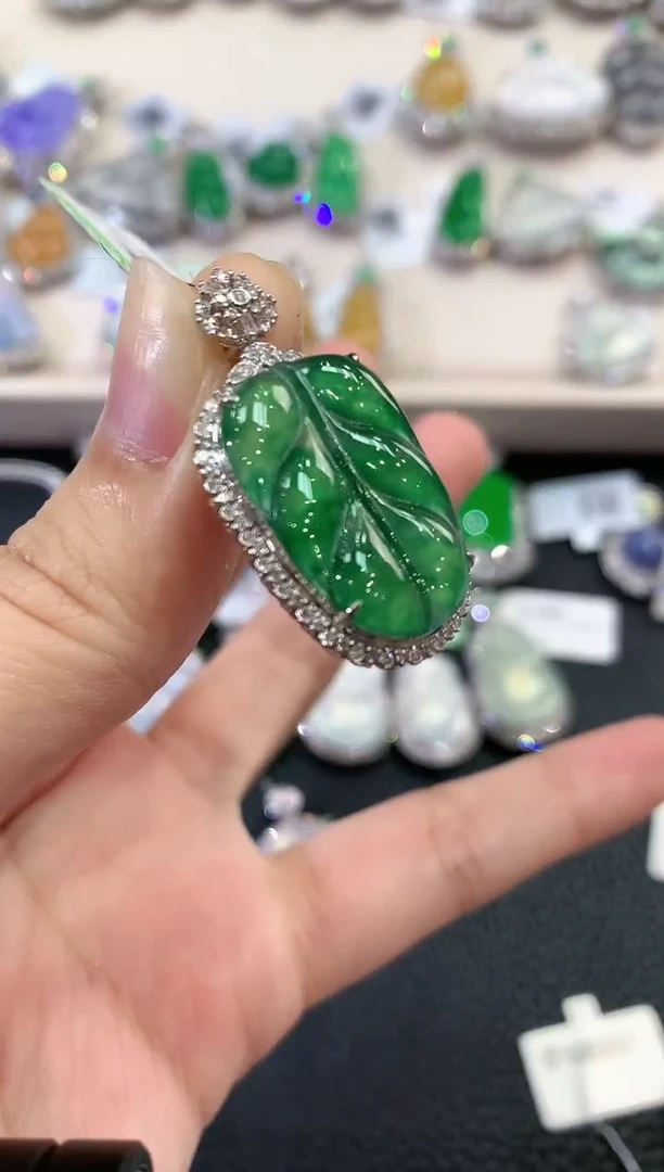 【闪购商品】翡翠吊坠(不含链)18K金镶嵌C95