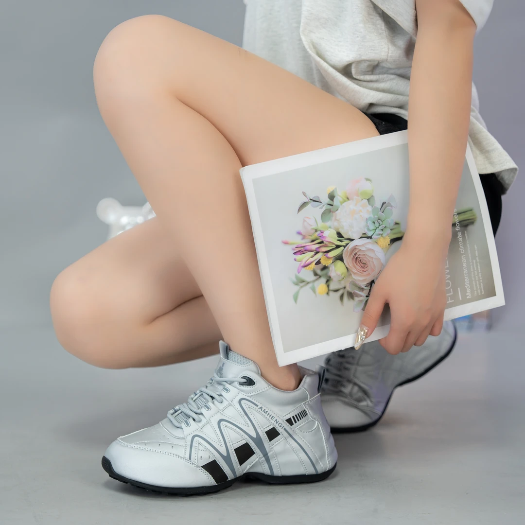 2024皮面秋季新款运动鞋女款厚底轻便透气款跑步时尚休闲老爹鞋子