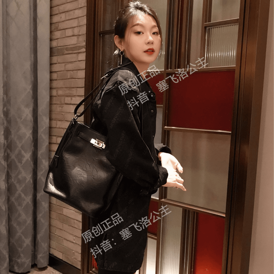 【塞飞洛】新款时尚百搭气质褶皱斜跨水桶包 WGG-1WA795-1101