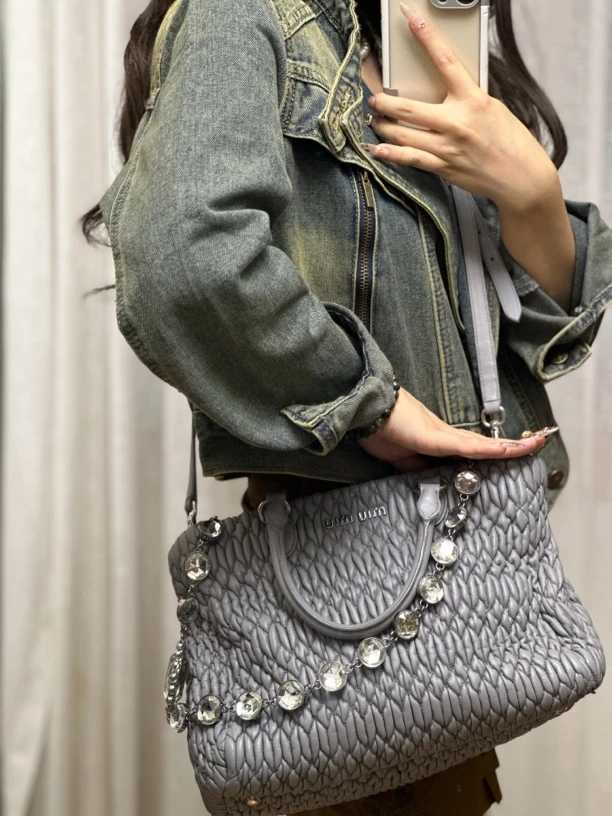 95新 MIU MIU/缪缪 miumiu亮银斜挎包/sk438