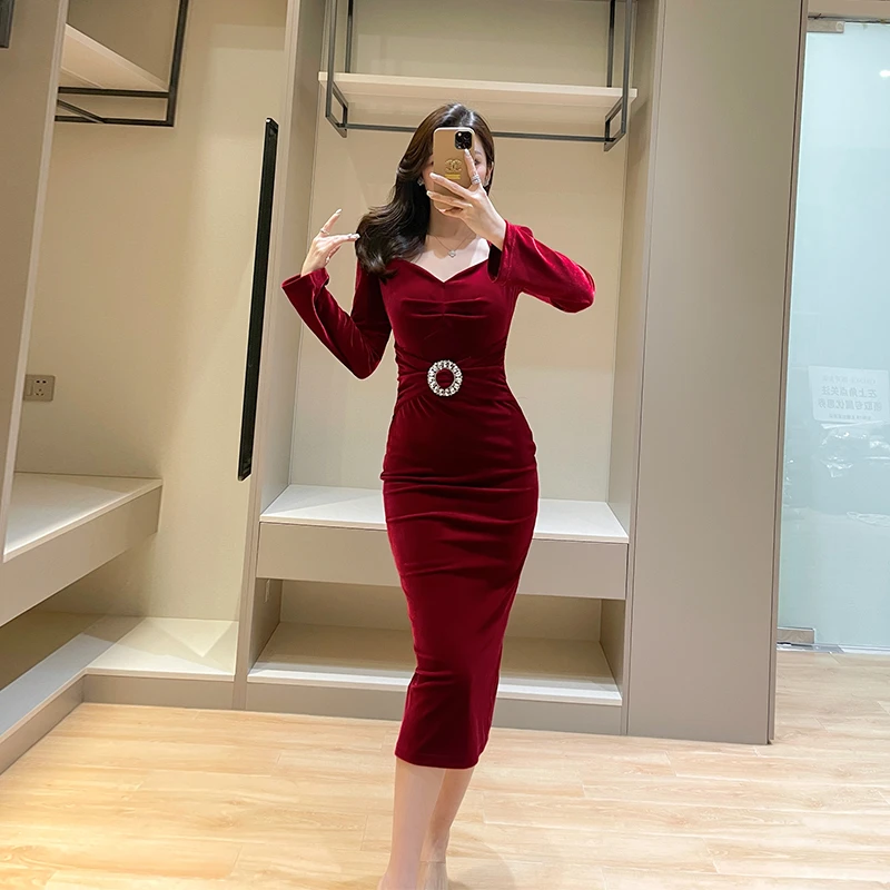 高级感红色丝绒连衣裙冬季新款轻奢方领订婚婚宴修身内搭中长裙女