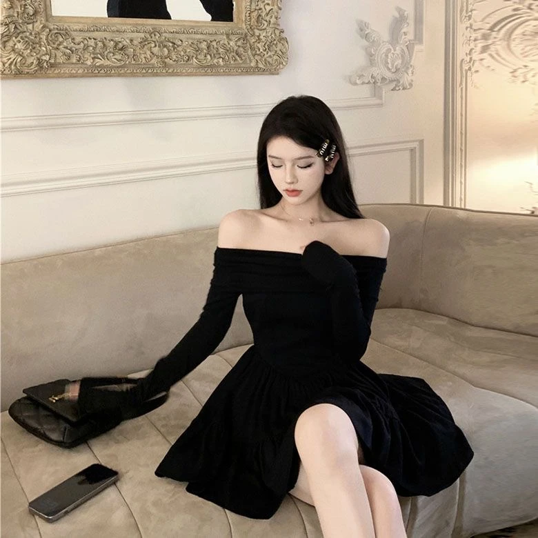 春夏新款收腰显瘦一字肩连衣裙法式千金纯欲辣妹露肩小黑裙女装