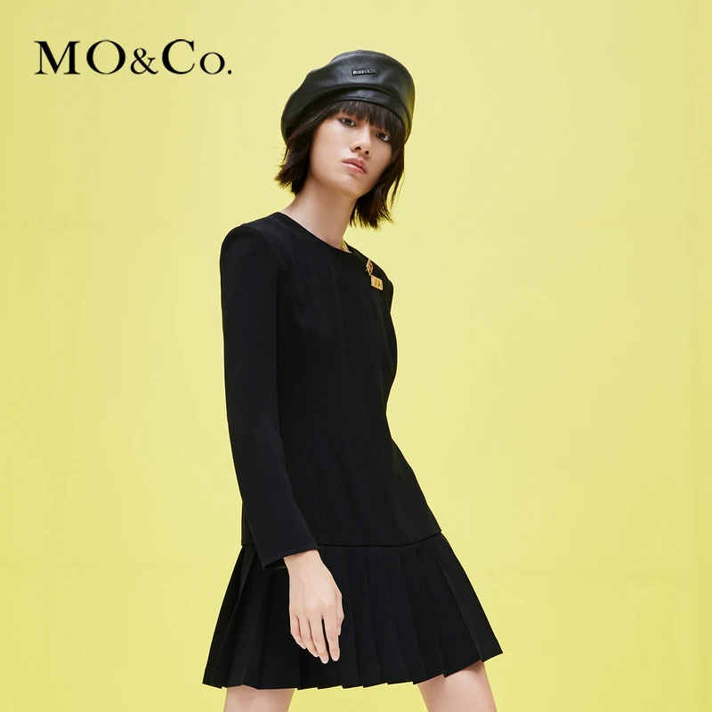 MOCO秋冬学院制服式垫肩收腰压褶连衣裙附精致胸针MBB4DRS010