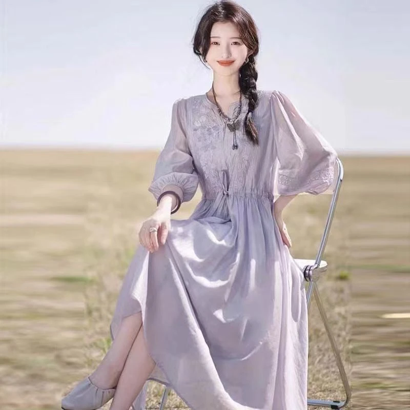 刺绣连衣裙女2025夏季新款气质复古系带收腰小众清新设计感仙女裙