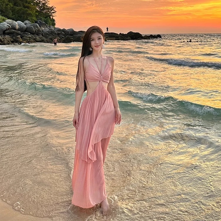 海南三亚海边度假沙滩裙适合海岛拍照超仙法式露背挂脖吊带连衣裙