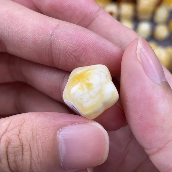 琥珀裸石未镶嵌蜜蜡