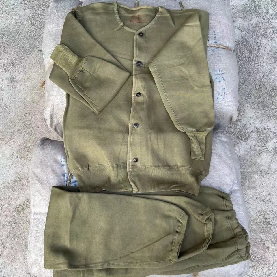 老式土黄色绒衣绒裤