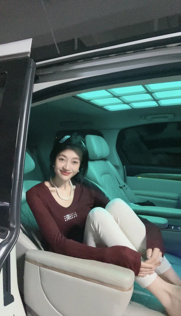 24早秋安可拉红V领纯欲风字母打底衫修身T恤上衣