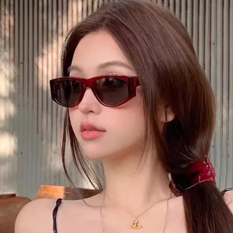 韩系红色边框墨镜女款2025新款高级感显脸小度假海边拍照太阳眼镜