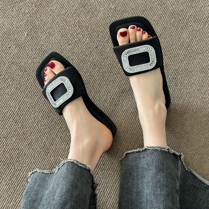 水钻方扣拖鞋女夏季外穿2024年新款时尚百搭黑色方头一字平底凉拖