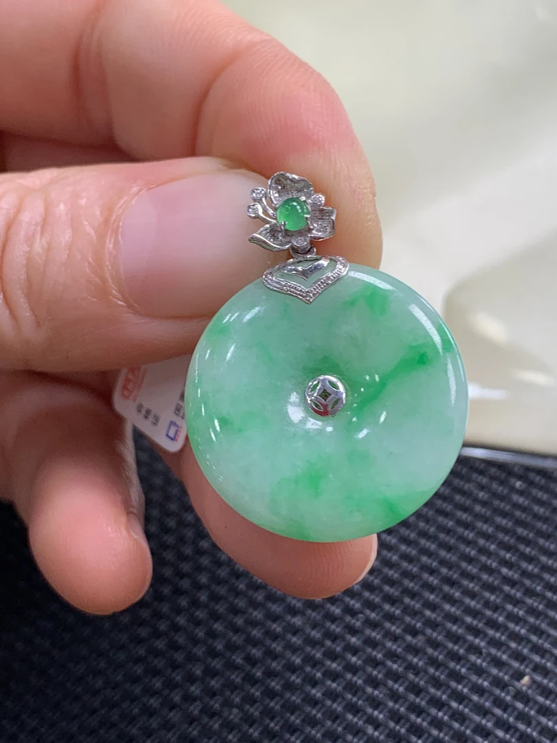 18K金镶嵌天然平安扣