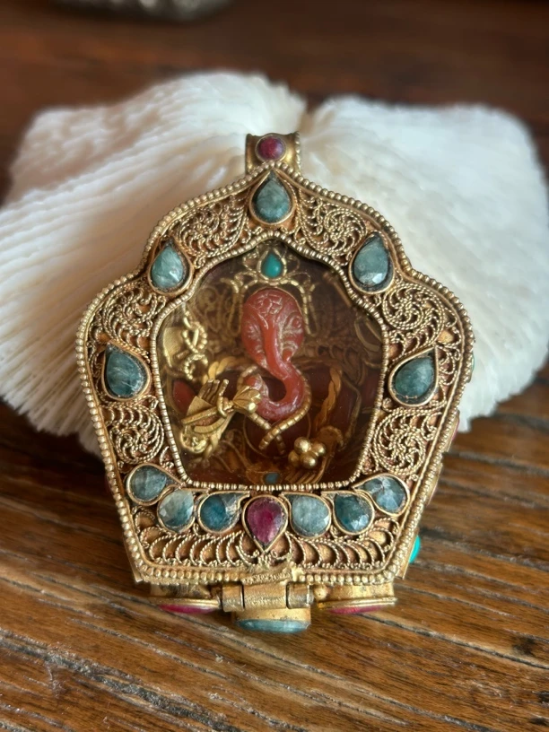 吊坠925银 尼泊尔银鎏金掐丝象鼻财神嘎乌吊坠藏传中古风格