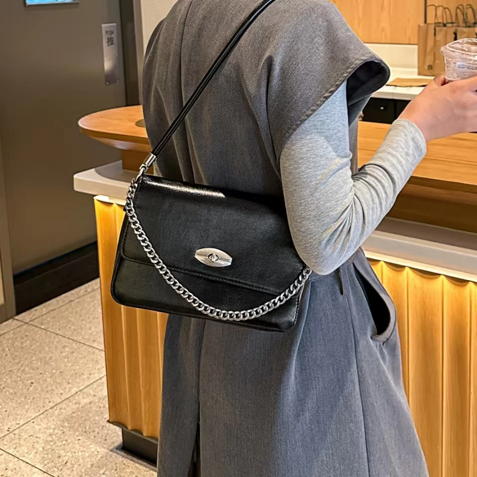 【芝麻集】QYX-9595-黑色RAIN.CUN时尚百搭简约腋下斜跨轻奢女包