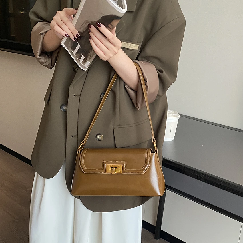 【芝麻集】SKL-5279-摩卡色休闲百搭女士小众简约单肩气质女包