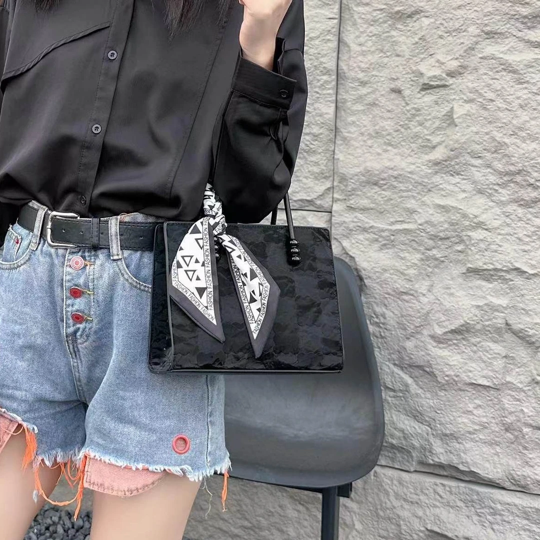 【芝麻集】QYX-14516-黑色RAIN.CUN简约百搭腋下斜跨轻奢女包